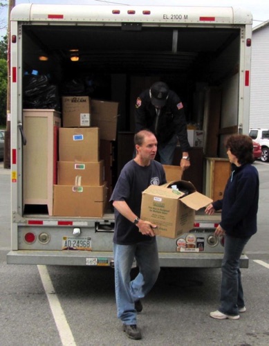 2011-06-04 Frank, Colleen & Ed unloading truck. IMG_1258.jpg